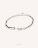 گردنبند نقرهای مینیمال روی گردن زن با پیراهن سفید