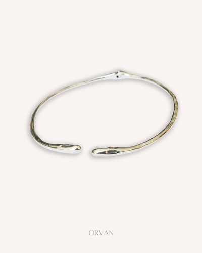 گردنبند نقرهای مینیمال روی گردن زن با پیراهن سفید