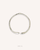 گردنبند نقرهای مینیمال روی گردن زن با پیراهن سفید