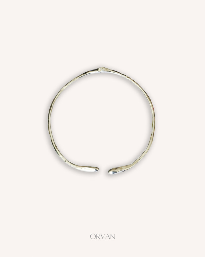 گردنبند نقرهای مینیمال روی گردن زن با پیراهن سفید